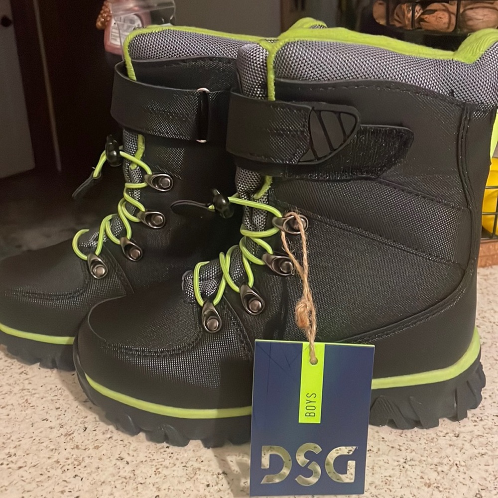 Brand new snow boots! Boys size 2 never worn from Dicks